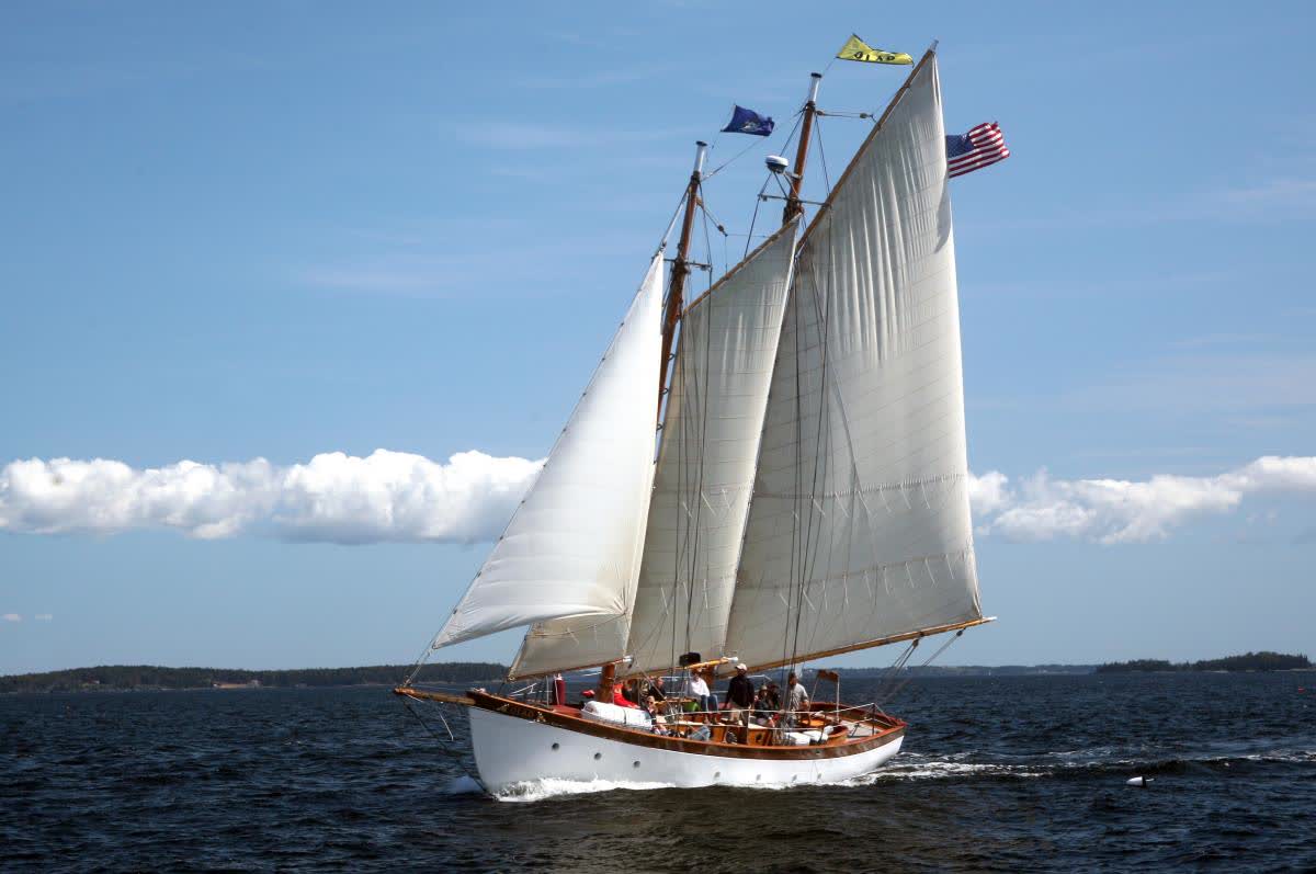 Schooner Olad Sailing
